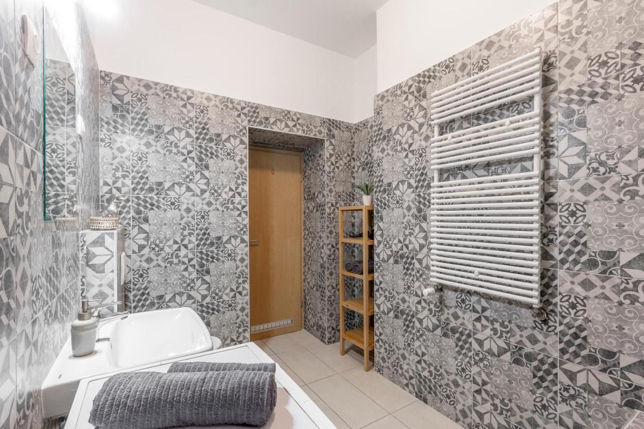 Central Gozsdu Apartment In The Party Street Budapest Extérieur photo
