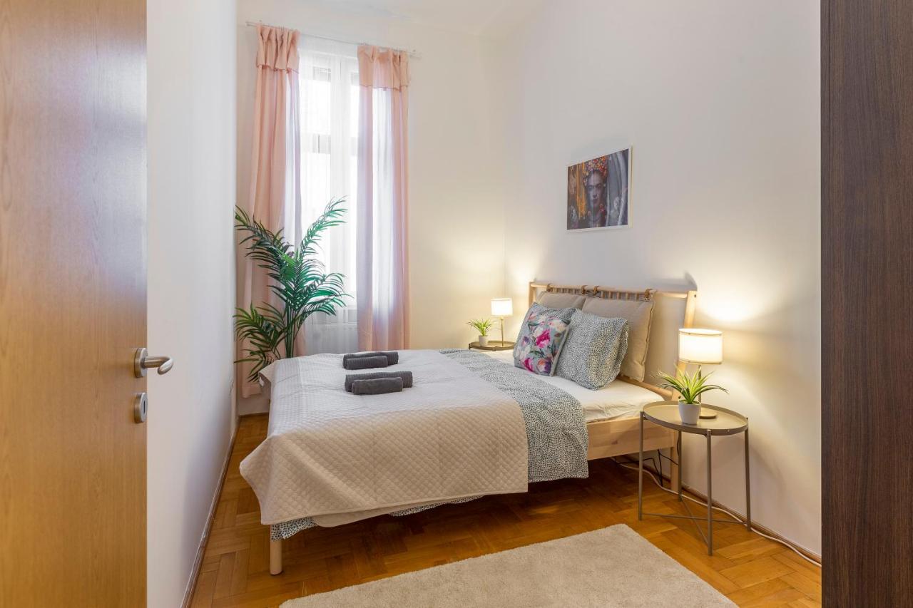 Central Gozsdu Apartment In The Party Street Budapest Extérieur photo