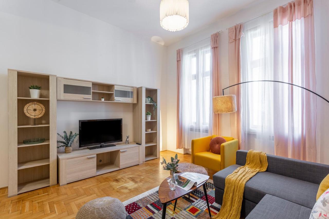 Central Gozsdu Apartment In The Party Street Budapest Extérieur photo